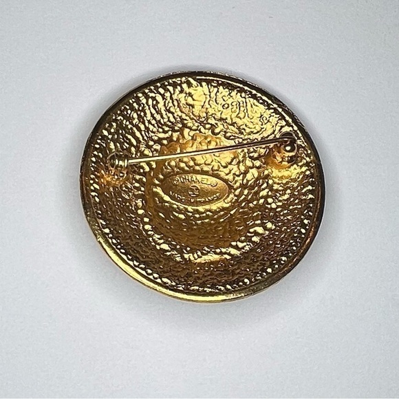 Vintage gold Chanel Brooch. - Picture 4 of 9